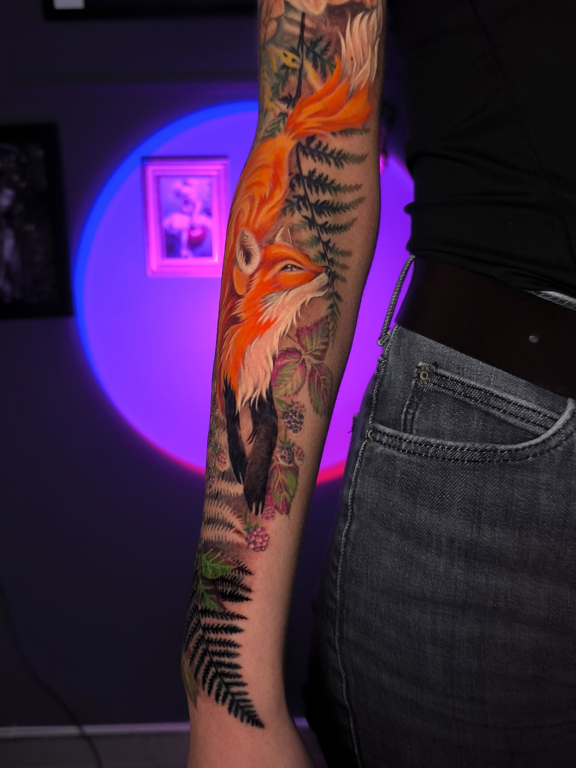Realistyczny kolorowy tatuaż lisa z paprociami na ręce — Zajawa Tattoo Żary
