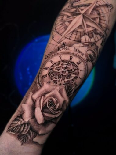 Ile kosztuje tatuaż na ręce, przedramieniu lub nadgarstku? 1 Realistyczny tatuaż kompasu, zegarka i róży — praca Niny w Zajawa Tattoo Żary