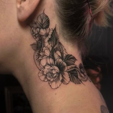 Tatuaż węża z kwiatami na szyi black and grey