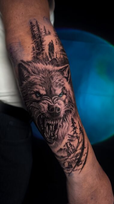 Realistyczny tatuaż wilka black and grey
