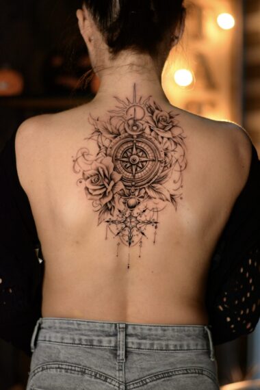 Tatuaż mandala dotwork na plecach