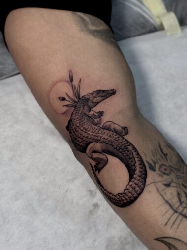 Tatuaż krokodyla black and grey na ramieniu