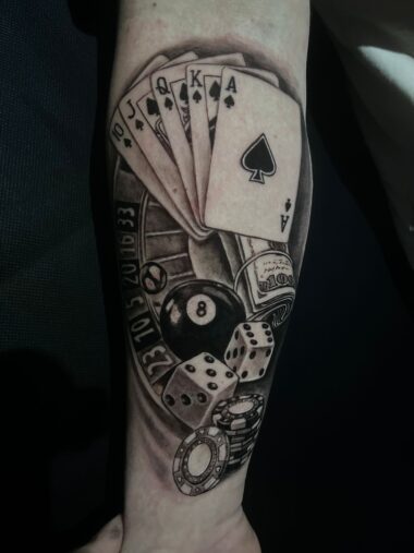 Tatuaż karty, kości i pieniądze black and grey