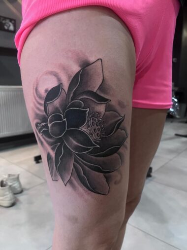 Tatuaż kwiat lotosu black and grey na udzie