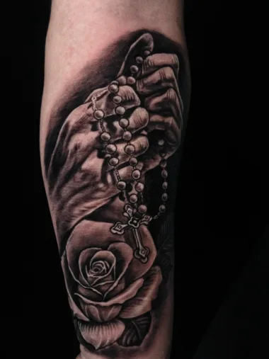 Tatuaż dłoni z różańcem i różą — Dima, Zajawa Tattoo Żary
