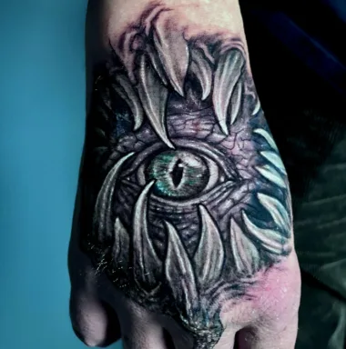 Tatuaż oka otoczonego kłami na dłoni — Dima, Zajawa Tattoo Żary