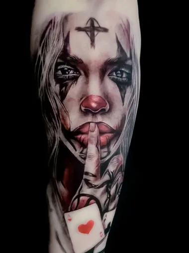 Tatuaż kobiecego portretu w makijażu klauna — Dima, Zajawa Tattoo Żary