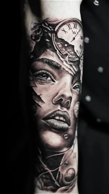Realistyczny portret kobiety z zegarem — Dima, Zajawa Tattoo Żary