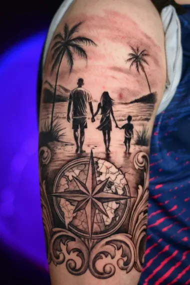 Tatuaż rodziny na plaży z kompasem — Dima, Zajawa Tattoo Żary