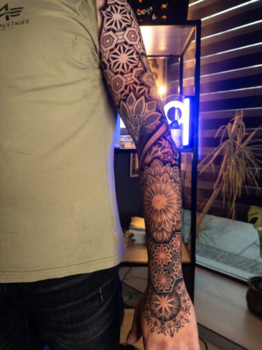 Tatuaż rękaw black and grey z mandalą na przedramieniu