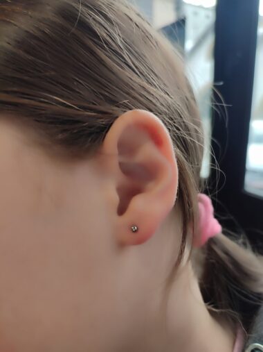 Piercing płatka ucha