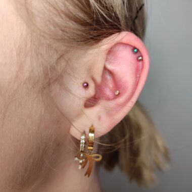Piercing ucha helix i płatek