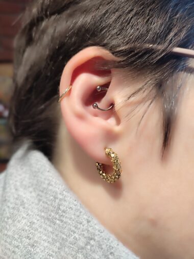 Piercing ucha z kolczykami