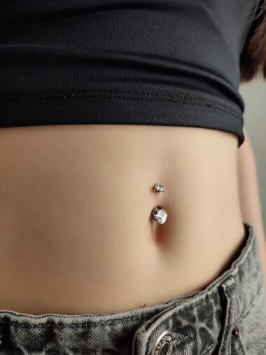 Piercing pępka z cyrkonią
