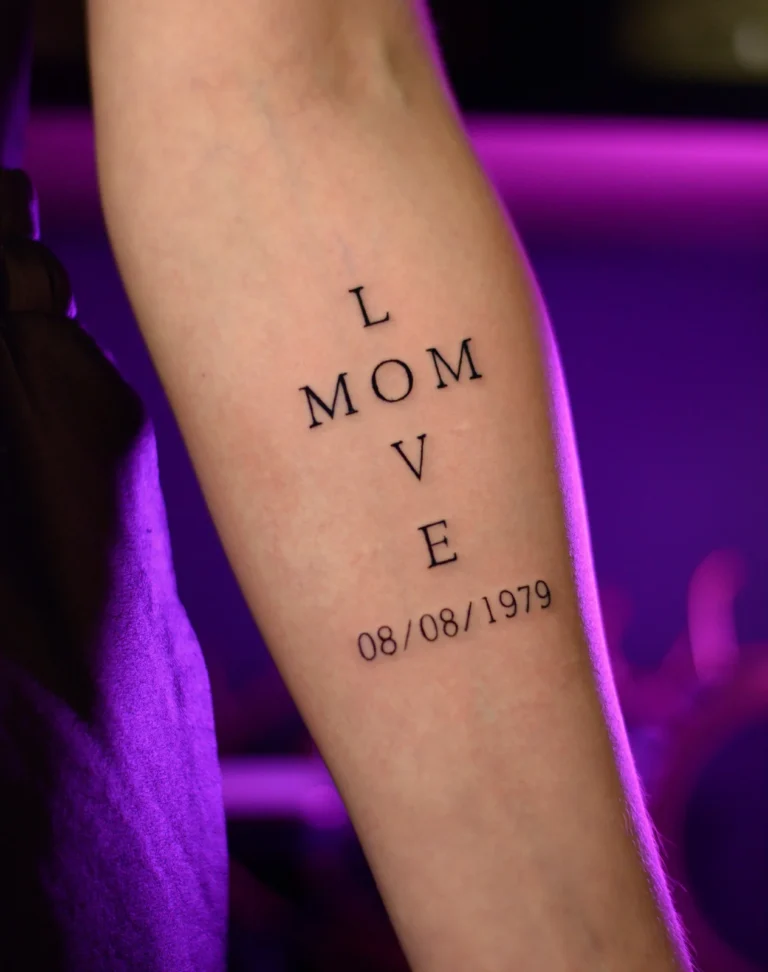 Tatuaż z napisem LOVE MOM na przedramieniu — praca Pabla