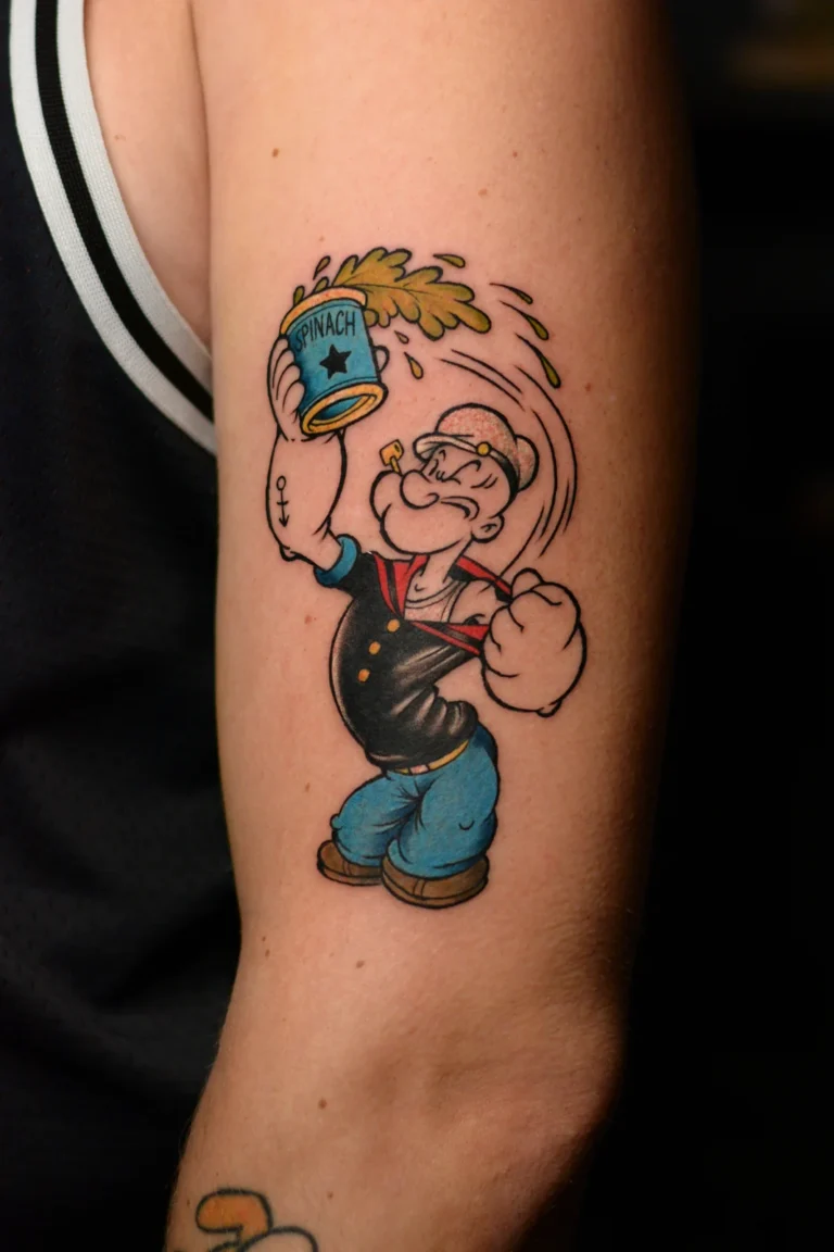 Kolorowy tatuaż Popeye na ramieniu — praca Pabla