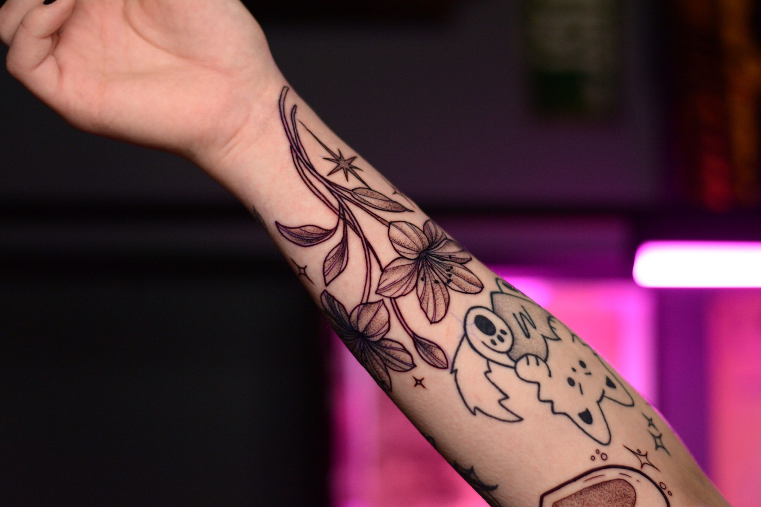 Botaniczny tatuaż kwiatowy na przedramieniu – Zajawa Tattoo Żary