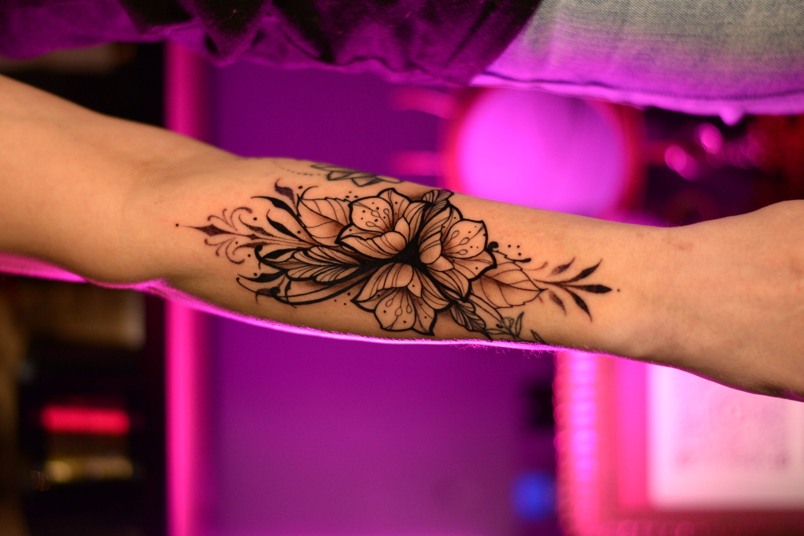 Tatuaż kwiatowa mandala na przedramieniu – Zajawa Tattoo Żary