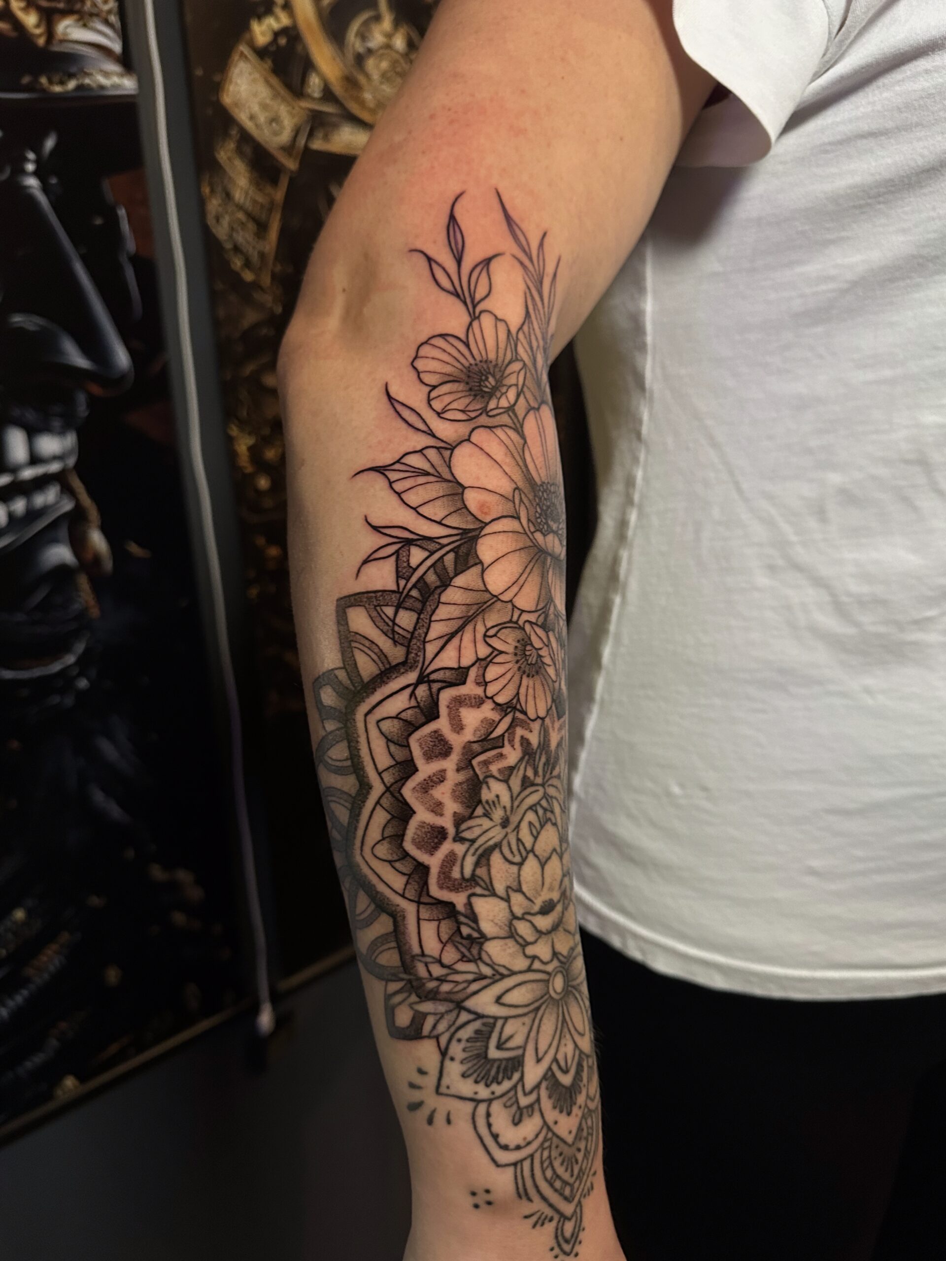 Kwiatowy rękaw w black and grey – Zajawa Tattoo Żary