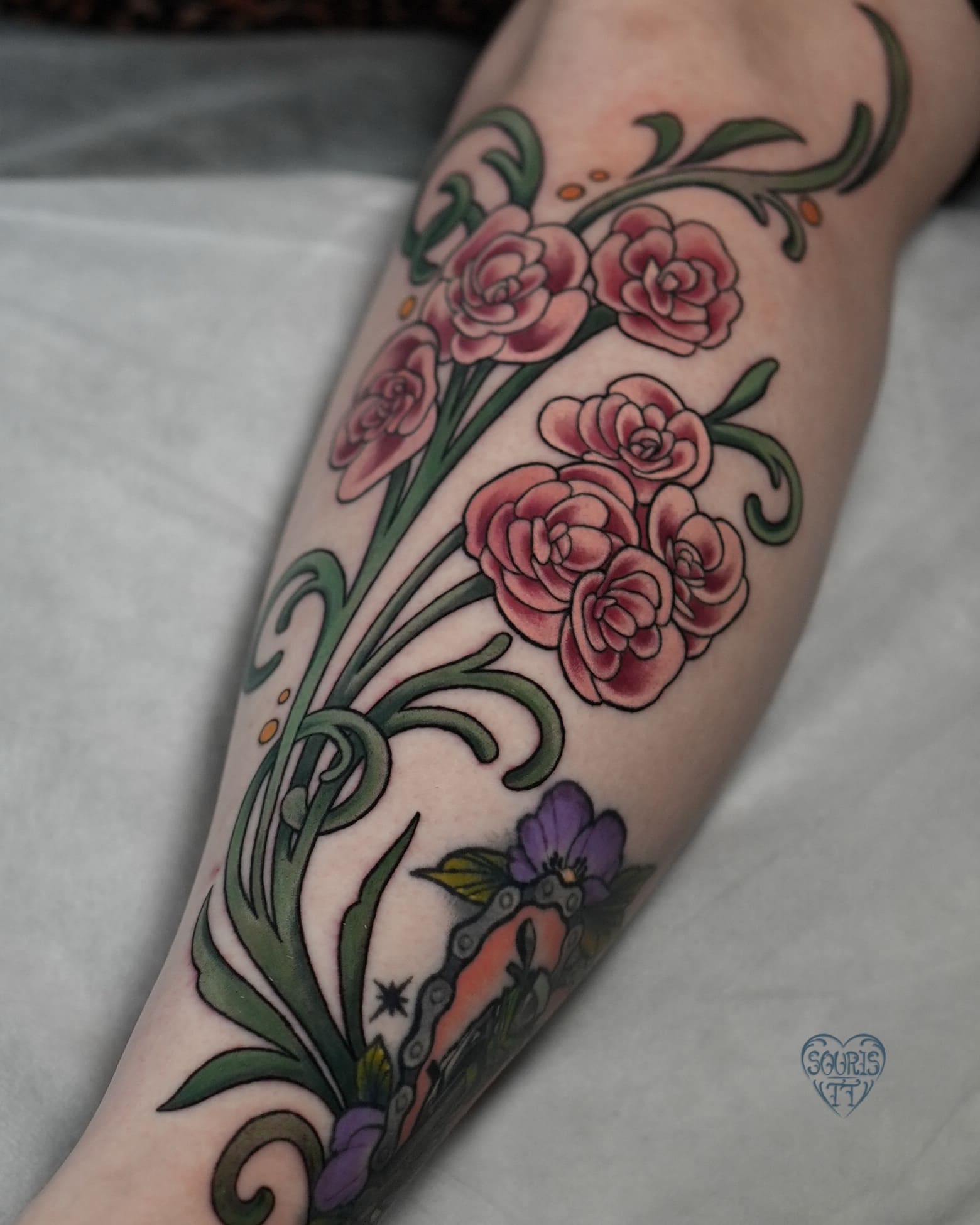 Kolorowy tatuaż róż z łodygą – Zajawa Tattoo Żary