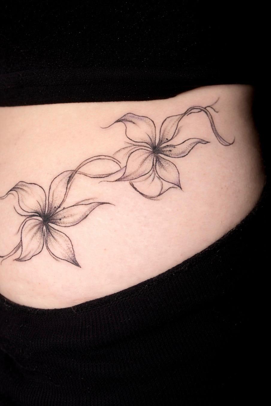 Subtelny tatuaż kwiatów fine line – Zajawa Tattoo Żary