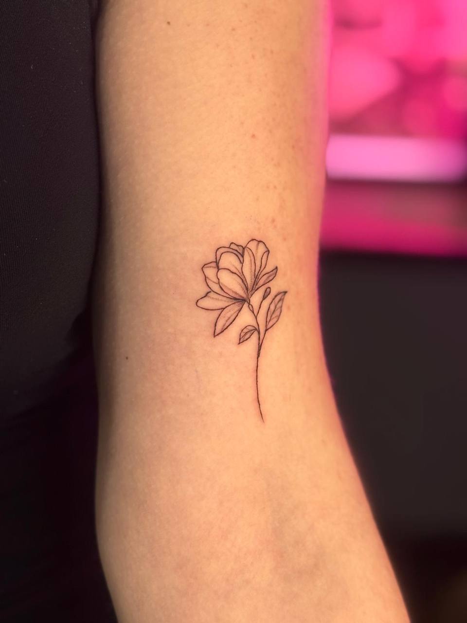 Delikatny tatuaż kwiat fine line – Zajawa Tattoo Żary