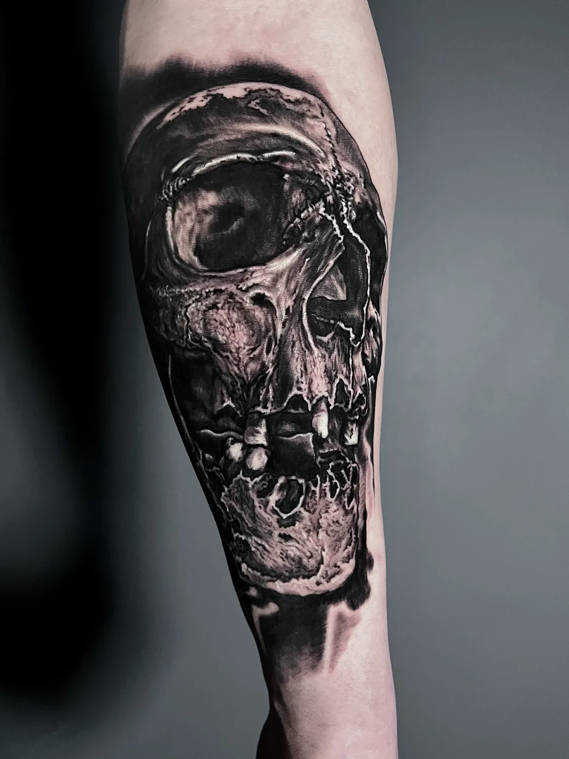 Tatuaż realistyczny na ramieniu - Zajawa Tattoo Żary