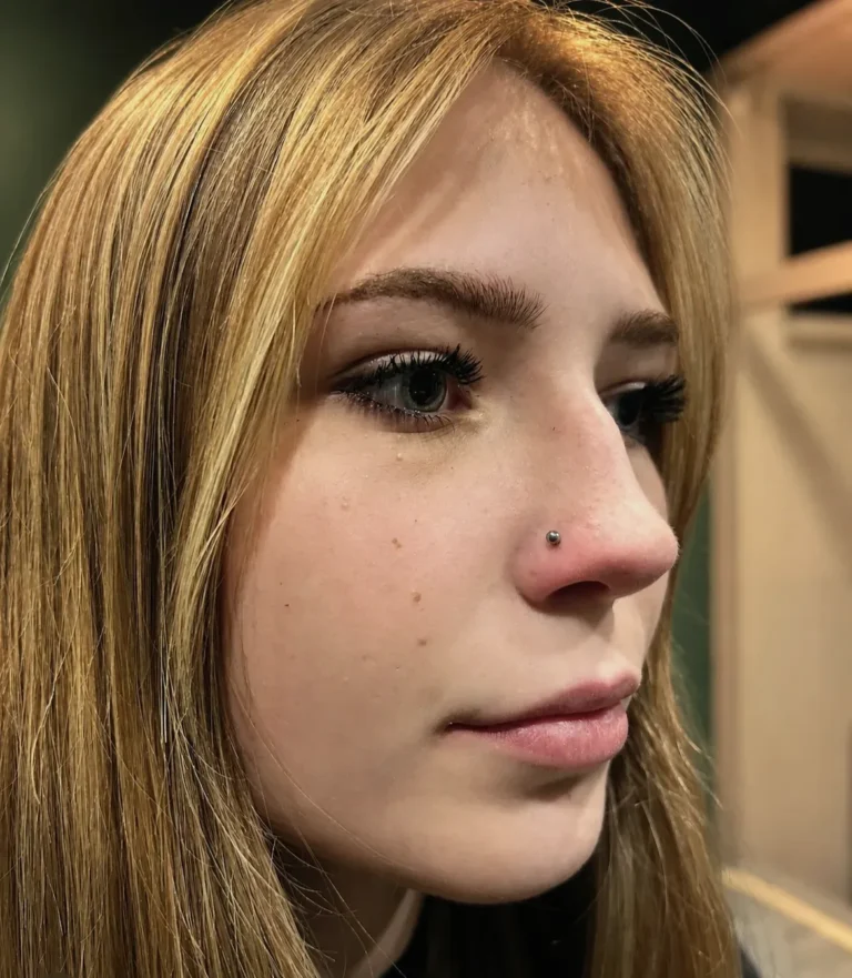 Piercing nosa w Zajawa Tattoo Żary - naturalny przykład przekłucia