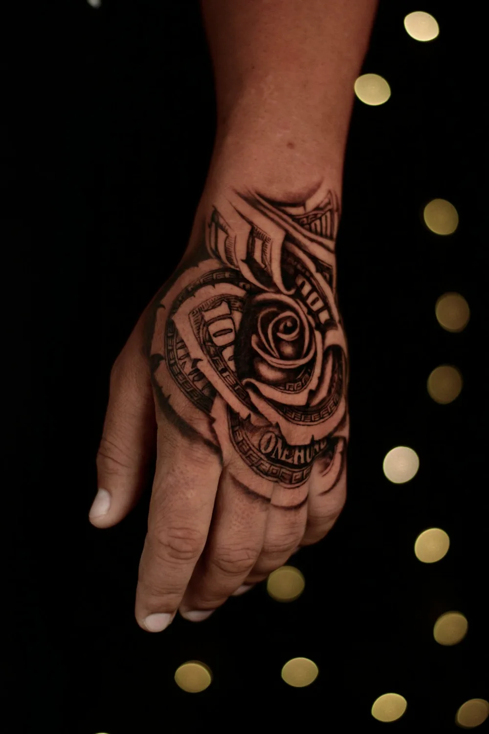 Tatuaż na dłoni blackwork - Zajawa Tattoo Żary