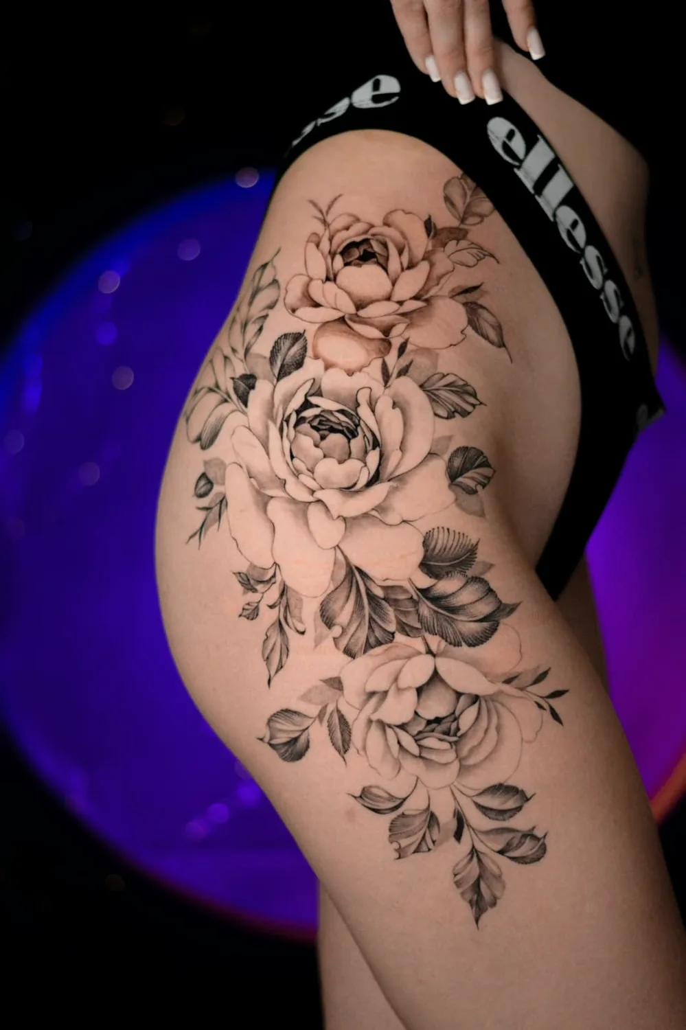 Tatuaż kwiatowy na udzie - Zajawa Tattoo Żary