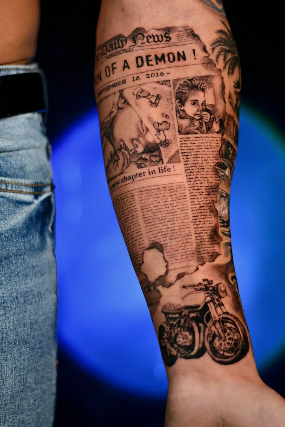 Tatuaż realistyczny na nodze z motywem gazety i portretu - Zajawa Tattoo Żary