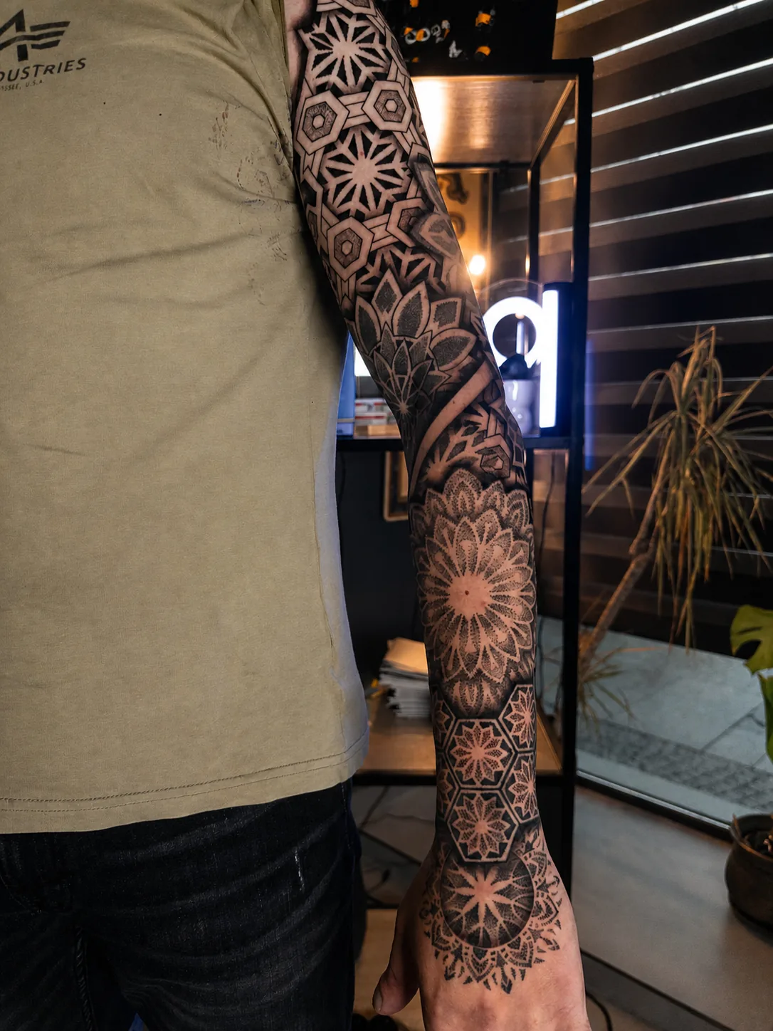 Geometryczny rękaw tatuaż z mandalą i ornamentem - Zajawa Tattoo Żary