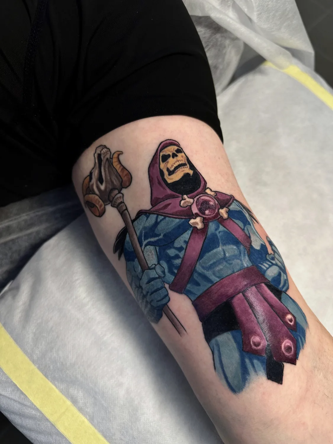 Kolorowy tatuaż Skeletor na udzie - Zajawa Tattoo Żary