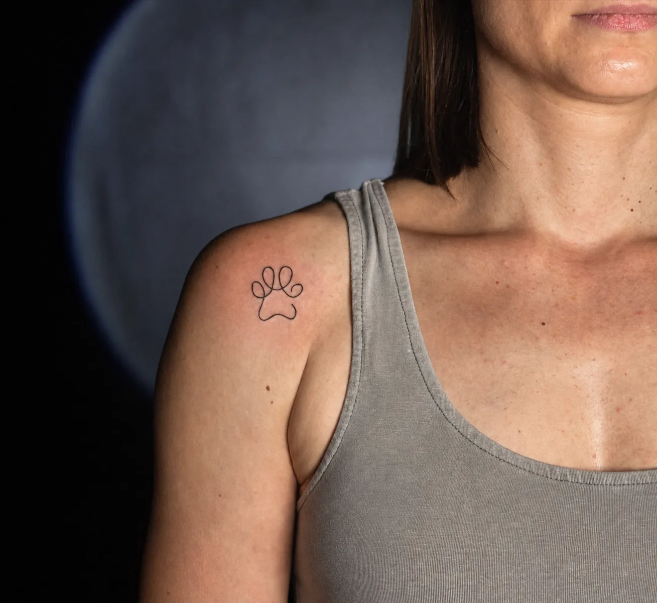 Mały tatuaż linearny na ramieniu - Zajawa Tattoo Żary