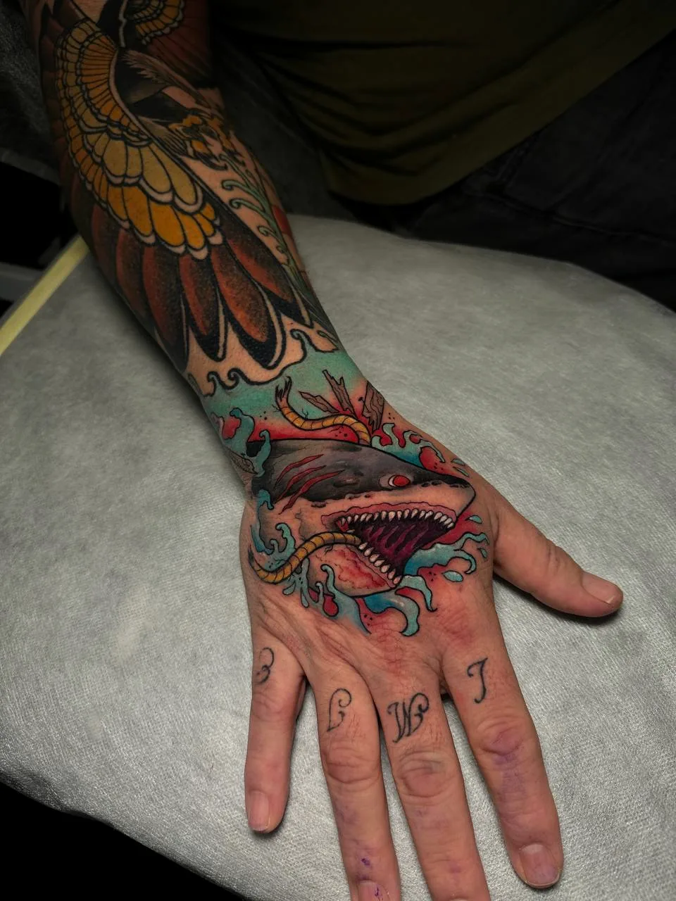 Kolorowy tatuaż rekina na dłoni - Polina Zajawa Tattoo Żary