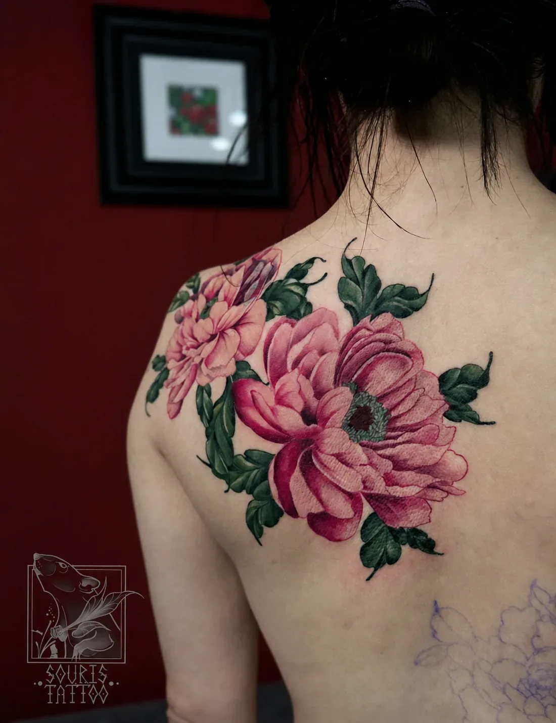 Tatuaż fine line z motywem kwiatów - Zajawa Tattoo Żary
