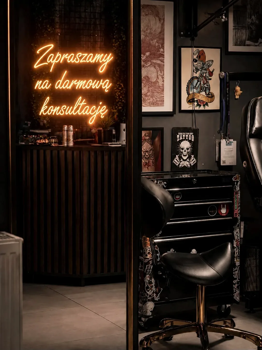 Wnętrze studia Zajawa Tattoo Żary z napisem zapraszamy na darmową konsultację