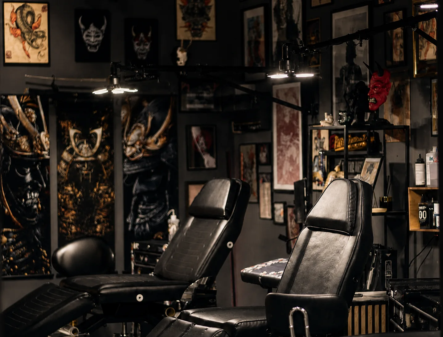Wnętrze studia tatuażu Zajawa Tattoo Żary z fotelami do tatuowania