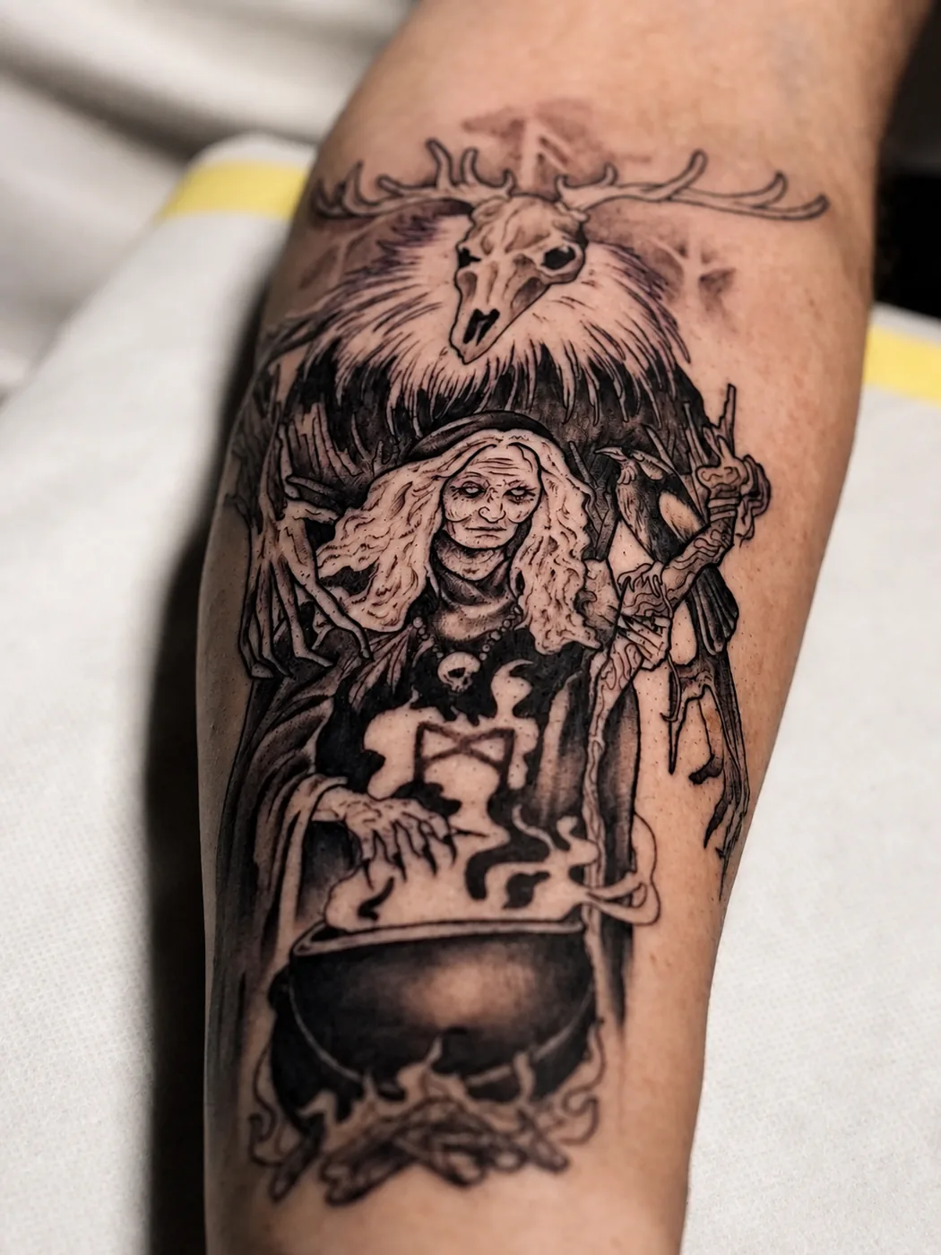 Tatuaż blackwork z motywem wiedźmy i czaszki jelenia - Zajawa Tattoo Żary
