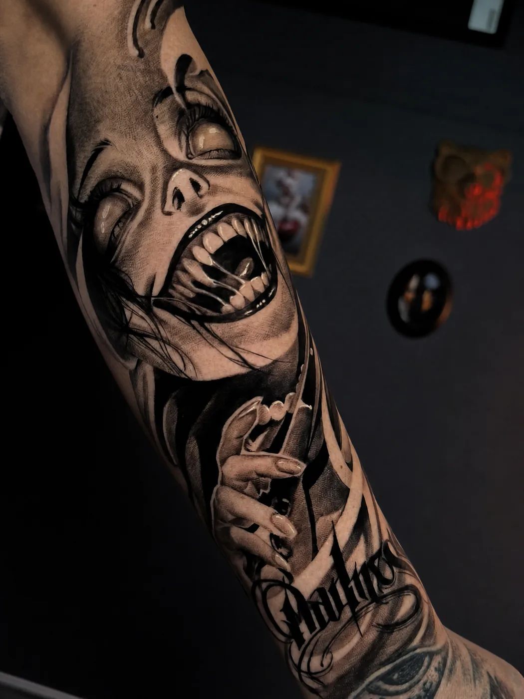 Realistyczny tatuaż black and grey na ręce - Zajawa Tattoo Żary