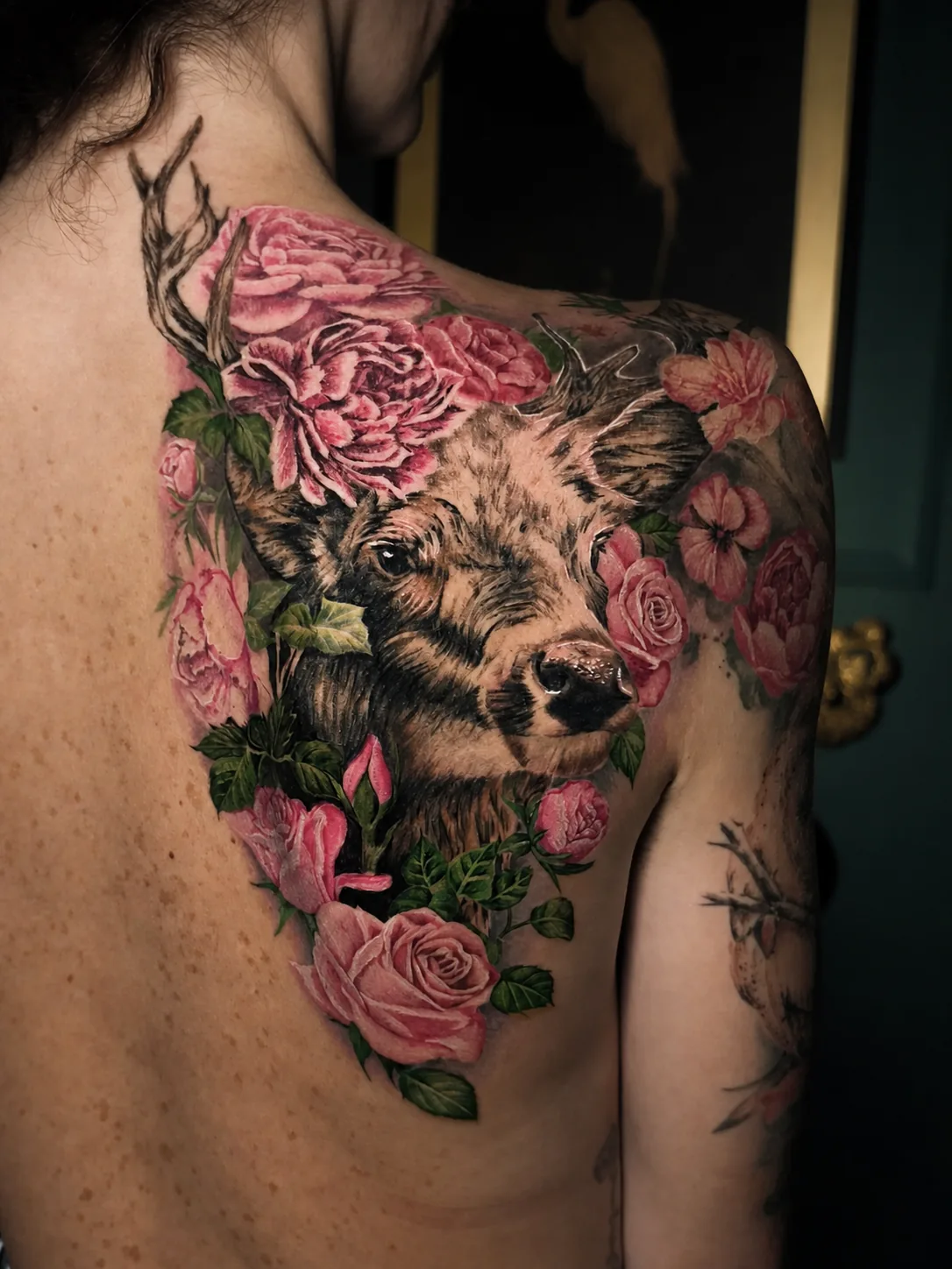 Kolorowy tatuaż jeleń i kwiaty na plecach - Zajawa Tattoo Żary