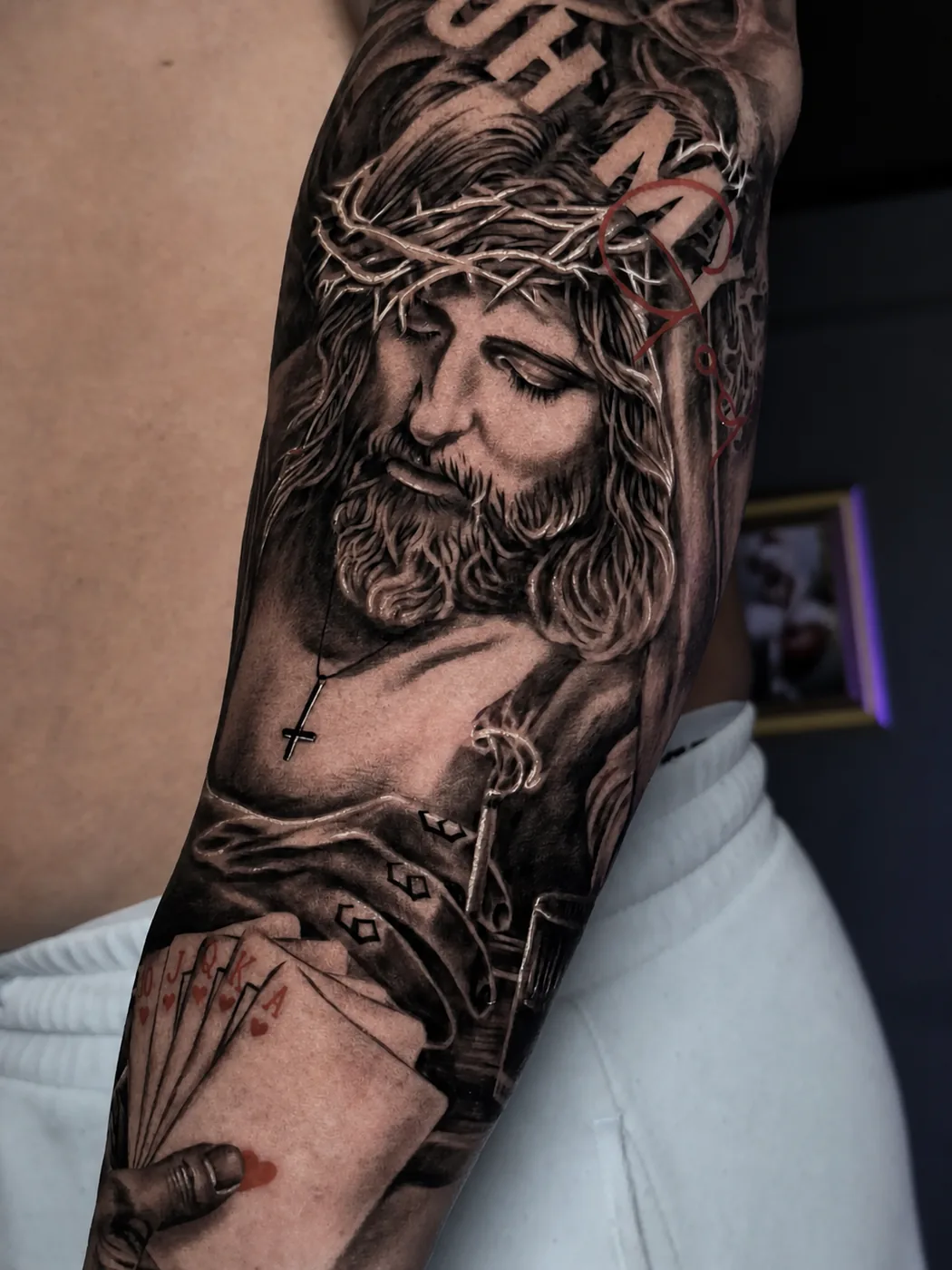 Realistyczny tatuaż Jezusa na ramieniu - Zajawa Tattoo Żary