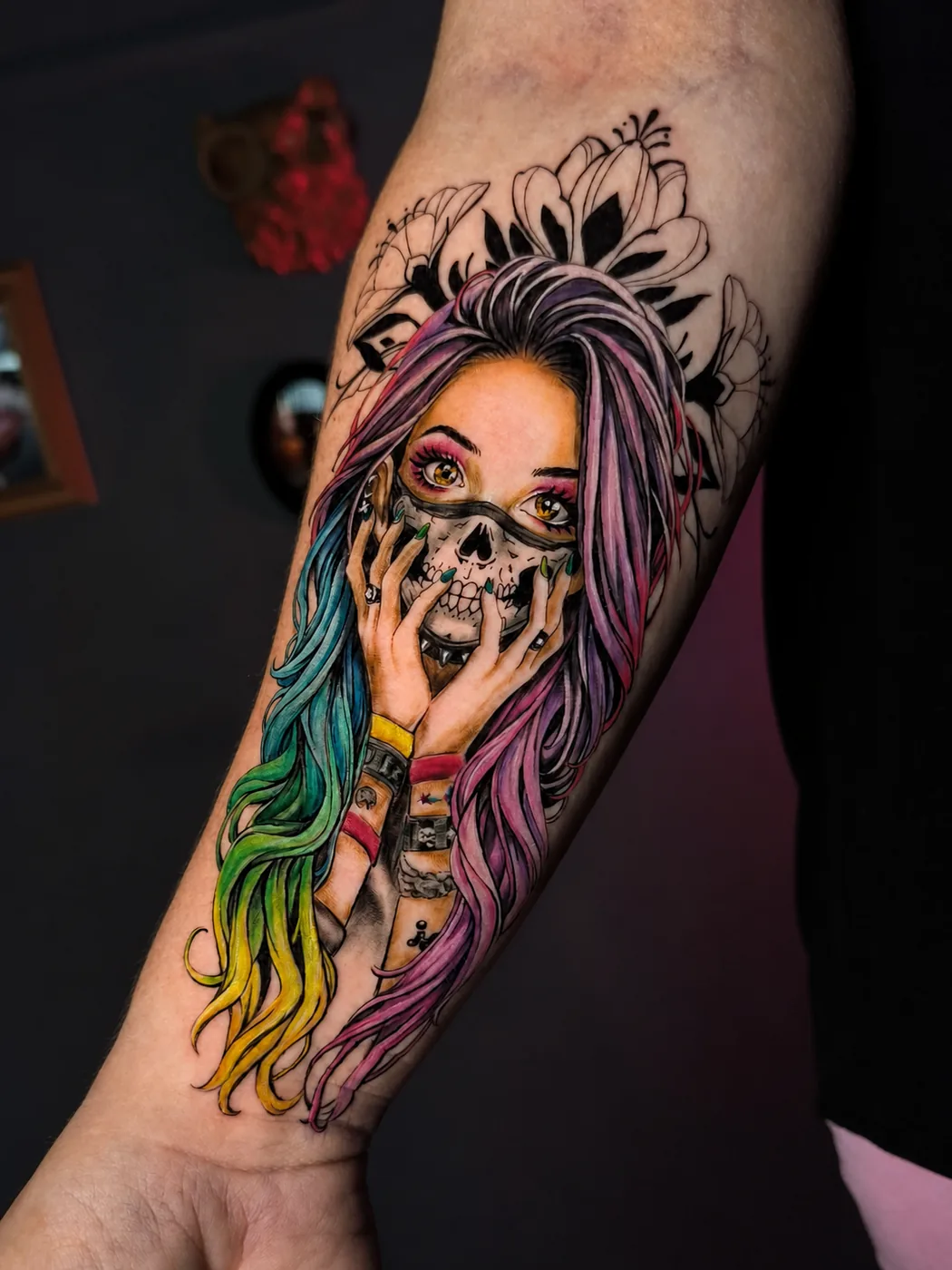 Kolorowy tatuaż dziewczyny z maską czaszki - Zajawa Tattoo Żary