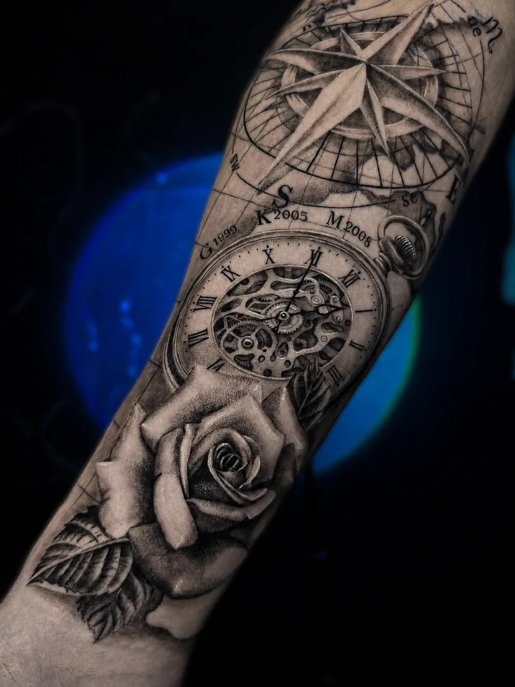 Tatuaż kompas zegar i róża black and grey - Zajawa Tattoo Żary