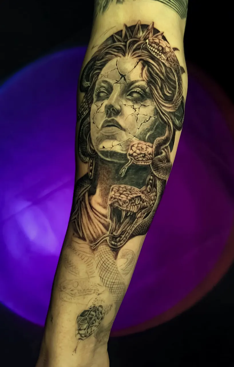 Tatuaż black and grey na łydce