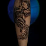 Tatuaż black and grey na ręce