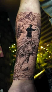 Tatuaż z Łęknicy — studio w Żarach, 30–35 minut drogi 14 Realistyczny tatuaż black and grey na ramieniu