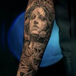 Ile kosztuje tatuaż w Żarach? Cennik i wycena 12 Tatuaż rękaw black and grey na ramieniu