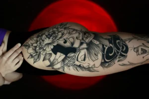 Tatuaż z Łęknicy — studio w Żarach, 30–35 minut drogi 6 Realistyczny tatuaż black and grey na przedramieniu