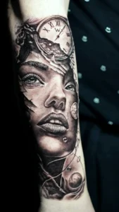 Tatuaż black and grey na ramieniu